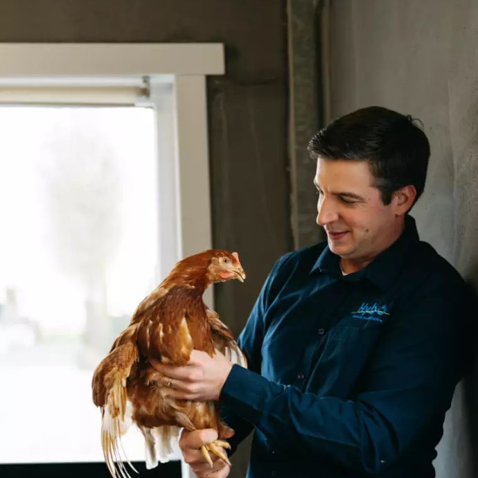 Bioveiligheid in de pluimveehouderij Ontdek de belangrijkste thema’s binnen bioveiligheid in de pluimveehouderij. Van drinkwater- en stalhygiëne tot reiniging, ontsmetting, ongediertebestrijding en bezoekers- en transporthygiëne. Een goede bioveiligheidsaanpak helpt de infectiedruk te beperken en ondersteunt gezonde dieren en optimale bedrijfsresultaten.